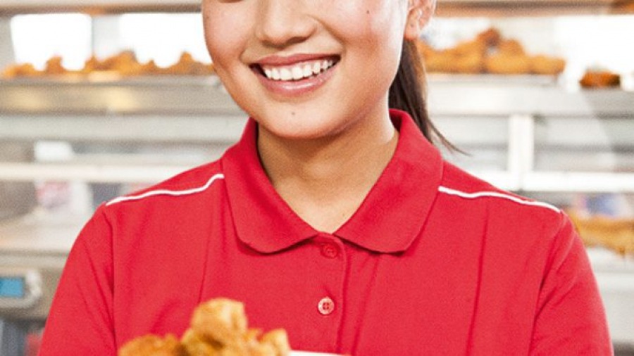 KFC Mitarbeiterin mit Bucket