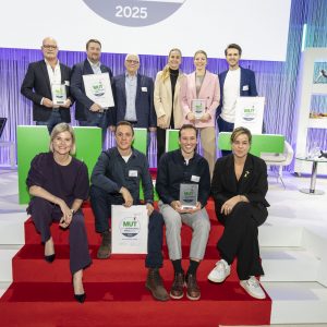 Mona Neubaur kürt den Gründerpreis MUT 2025 an die Prinoa Dental GmbH aus Solingen, die Schreinerwehr GmbH aus Hürth und die Glowkitchen Food GmbH aus Münster. an die Prinoa Dental GmbH aus Solingen, die Schreinerwehr GmbH aus Hürth und die Glowkitchen Food GmbH aus Münster.
