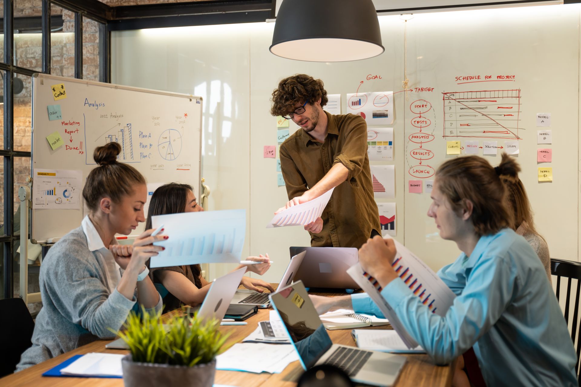 Gründer besprechen Verwaltungsaufgaben und Outsourcing im Unternehmen