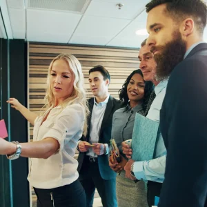 Start-up-Team bei der Zusammenarbeit mit einer Führungskraft