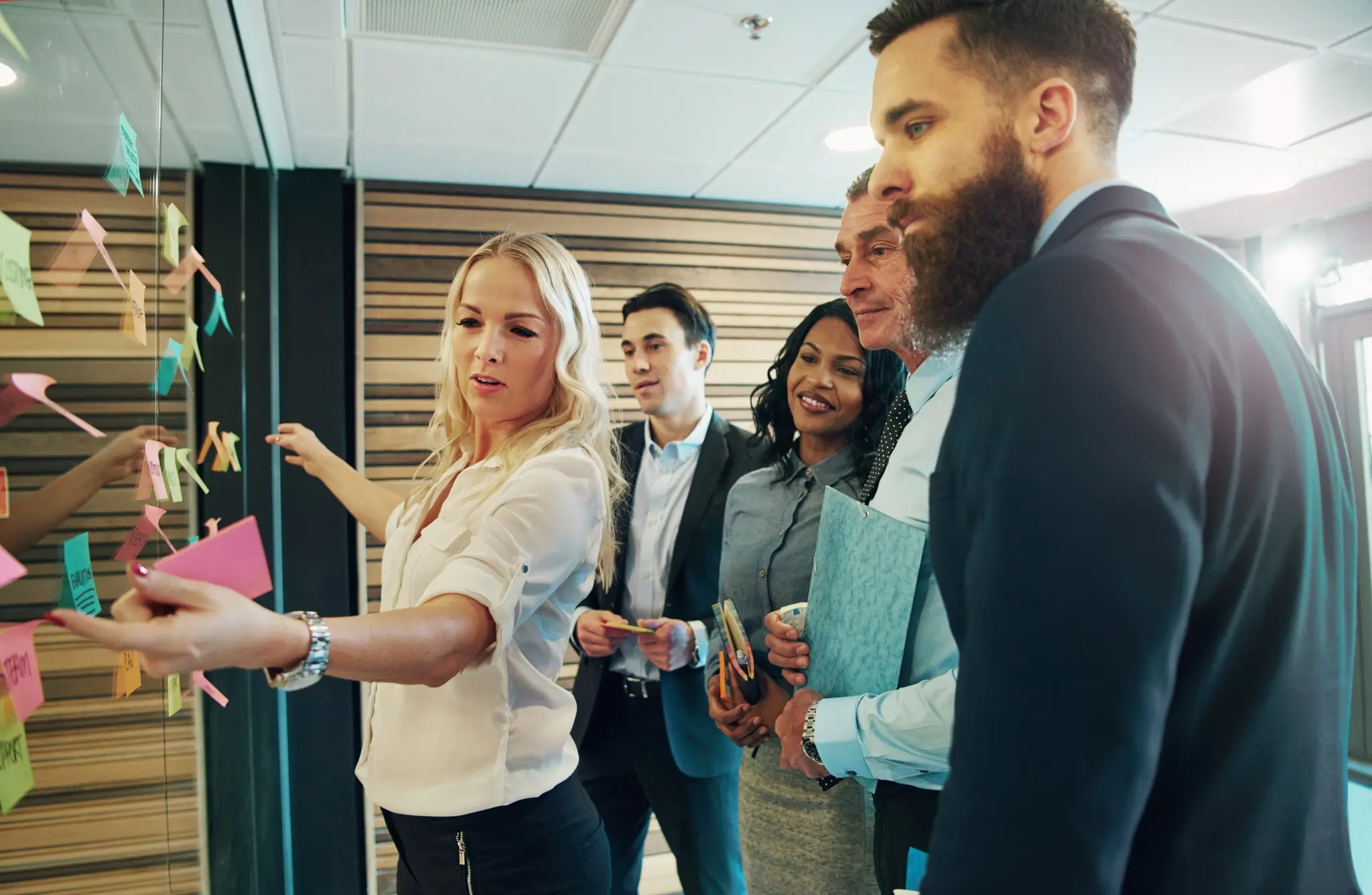 Start-up-Team bei der Zusammenarbeit mit einer Führungskraft