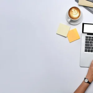 Digitaler Arbeitsplatz mit Laptop in einem mittelständischen Unternehmen