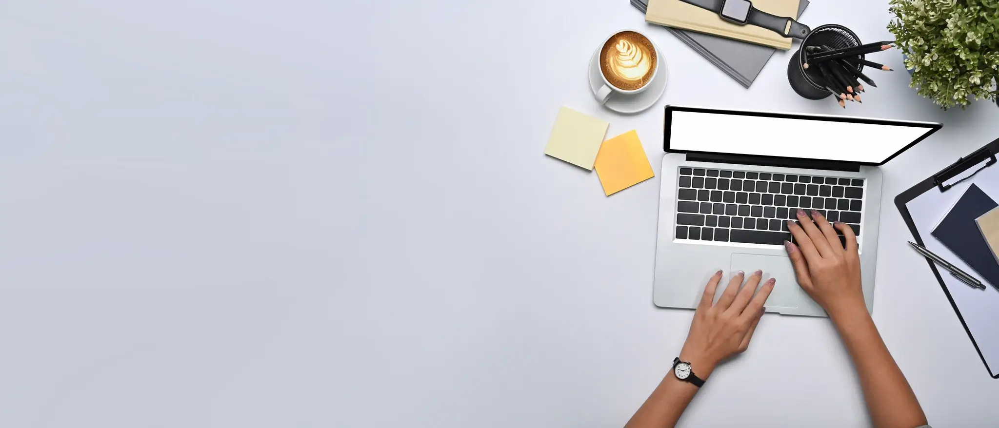 Digitaler Arbeitsplatz mit Laptop in einem mittelständischen Unternehmen