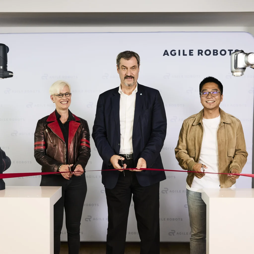 Dr. Zhaopeng Chen, Gründer und CEO von Agile Robots (r.), und Bayerns Ministerpräsident Markus Söder