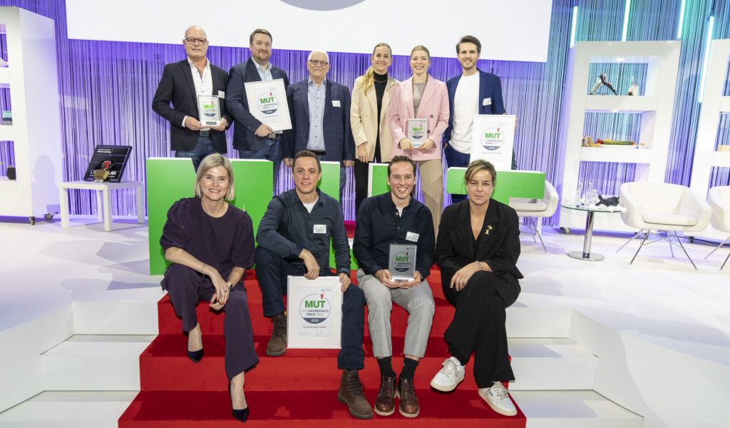 Mona Neubaur kürt den Gründerpreis MUT 2025 an die Prinoa Dental GmbH aus Solingen, die Schreinerwehr GmbH aus Hürth und die Glowkitchen Food GmbH aus Münster. an die Prinoa Dental GmbH aus Solingen, die Schreinerwehr GmbH aus Hürth und die Glowkitchen Food GmbH aus Münster.